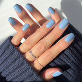 Glamnetic Cashmere Blue: uñas corto squoval con brillo profesional para uso diario.