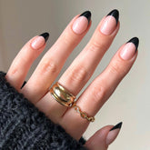 Glamnetic Caviar: uñas translucidas corto almendra con puntas negras para un look moderno