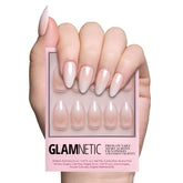 Fiancéd de Glamnetic, uñas en almendra con ombre nude y acabado glaseado; look de salón en casa.