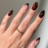 Glamnetic KILLAZILLA: uñas almendra tortosa con francesas elegantes.