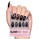 Glamnetic Love Me Not: uñas negras opacas con corazón, estilo audaz para citas