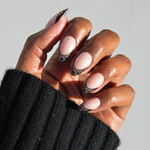 Glamnetic Love Noir: uñas almendra corta con Frances semi transparente para un estilo elegante.