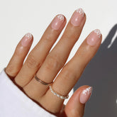 Glamnetic Love Preserved con puntas florales blancas para un look elegante y natural