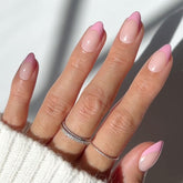 Glamnetic uña postiza rosada con punta francesa corta y acabado brillante.