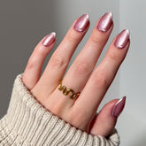 Uñas postizas Glamnetic Mertini en forma almendra rosa, elegantes y listas para uso diario.