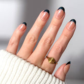 Glamnetic Onyx Glaze: primer plano de uñas cortas redondas para uso diario.