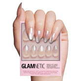 Glamnetic Polar Night: uñas cortas en almendra con ombré plata para un look sofisticado.