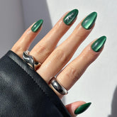 Glamnetic Slytherin uñas verdes con serpiente plateada, acabado terciopelo para un look elegante.
