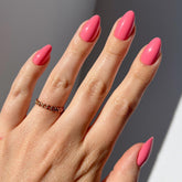 Glamnetic uñas falsas Flamingo Rosa en almendra corta para un look veraniego