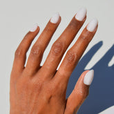Unas Glamnetic en blanco lechoso ovaladas para un look suave y duradero.