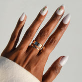 Glamnetic uñas prensadas con rosas 3D; look floral y duradero.