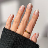 Glamnetic Uñas postizas con corte limpio corto squoval blanco para un look pulido.