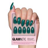 Glamnetic uñas verde esmeralda con corte almendra corto para look sofisticado.