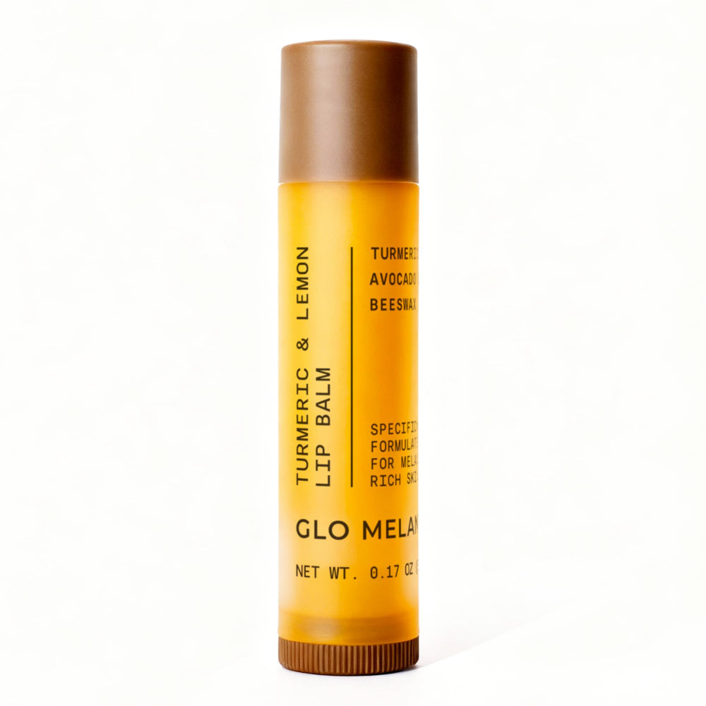 Bálsamo labial Glo Melanin con limón y cúrcuma en envase, brillo suave natural.