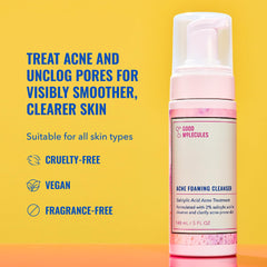 Espuma suave al aplicar Good Molecules Acne Foaming Cleanser en la piel