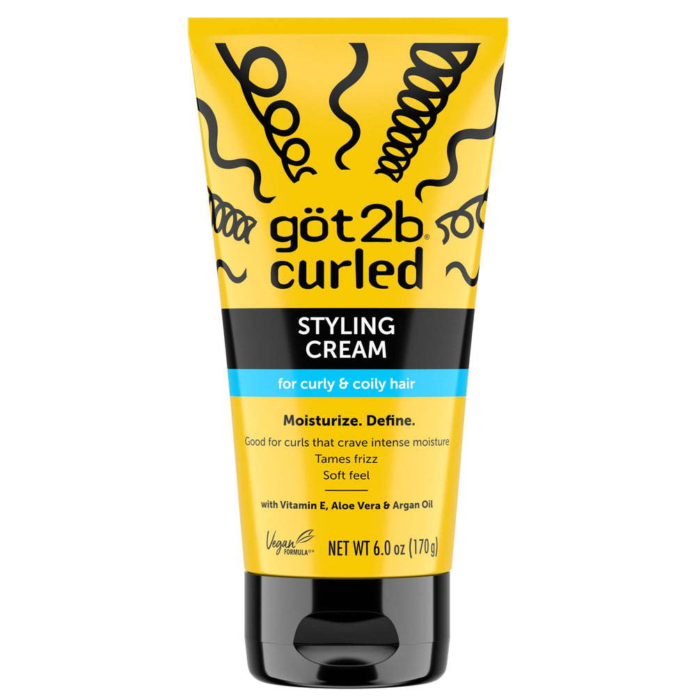 Got2B Curled Styling Cream aplicada en mechones mojados para hidratación y definición.
