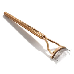 GrandeLASH-SEPARATOR hugs lashes with a contoured design to prevent tugging.