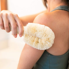 GranNaturals Bath & Shower Sisal Brush helps smooth skin appearance with even texture.