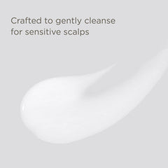 Hairitage champú Esencial, textura en la mano, aplicación suave para cabello.