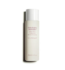 HARUHARU Wonder Black Rice Probiotics Barrier Essence en empaque talla viaje, ideal para cuidado móvil.