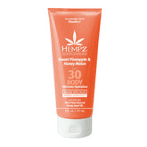 Protector solar corporal Hempz en tubo SPF 30, protege e hidrata la piel.