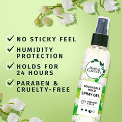 Aplicación en pelo húmedo con Herbal Essences para rizos definidos.