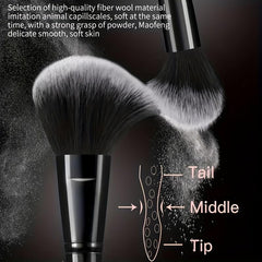 HGHDBT brushes close-up highlights soft, non-irritating bristles ideal for sensitive skin.