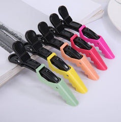 HH&LL clip in hand demonstrates lightweight yet durable construction for everyday use.
