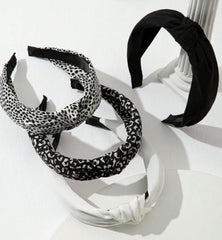 Diadema Huachi nudo blanco para peinados rápidos y limpios.