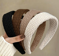 Huachi banda tejida para mujer, vista frontal, estilo setenta chic y ajuste cómodo.