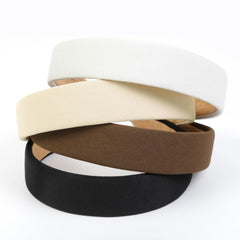 Diadema Huachi para mujer en beige, combina con conjuntos variados.