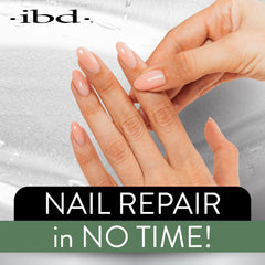 IBD aplicación lisa uñas naturales con resina gel para acabado uniforme.