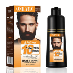 Barba y cabello teñidos con champú tintado marrón oscuro, vertido para aplicación.