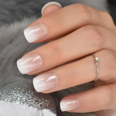 IKISKT Ombre Frances corto: uñas con degradado elegante para uso diario.