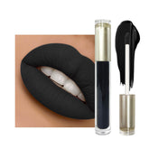 ilembane labial líquido negro mate con aplicación precisa para definir los labios.