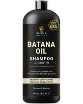 INFINA ESSENTIALS Batana Oil Shampoo: vertido de la botella para limpieza suave.