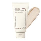 Espuma limpiadora de innisfree con volcanes purifica poros y controla grasa.