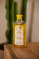 Aplicación fácil de Intea Chamomile Shampoo para uso diario sin complicaciones.