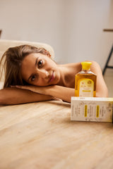 Fórmula sin amoniaco de Intea Chamomile Shampoo cuida el cuero cabelludo.