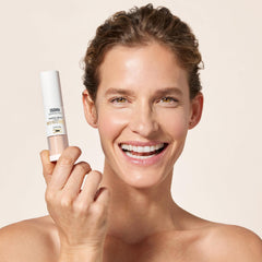 Lid off reveals ISDIN Mineral Brush Powder brush head for clean application