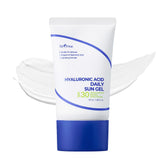 ISNTREE Gel Solar Diario con ácido hialurónico en envase: hidratación duradera para uso diario.