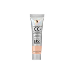 Botella de IT Cosmetics CC+ Travel en tono Claro Frío, acabado natural.
