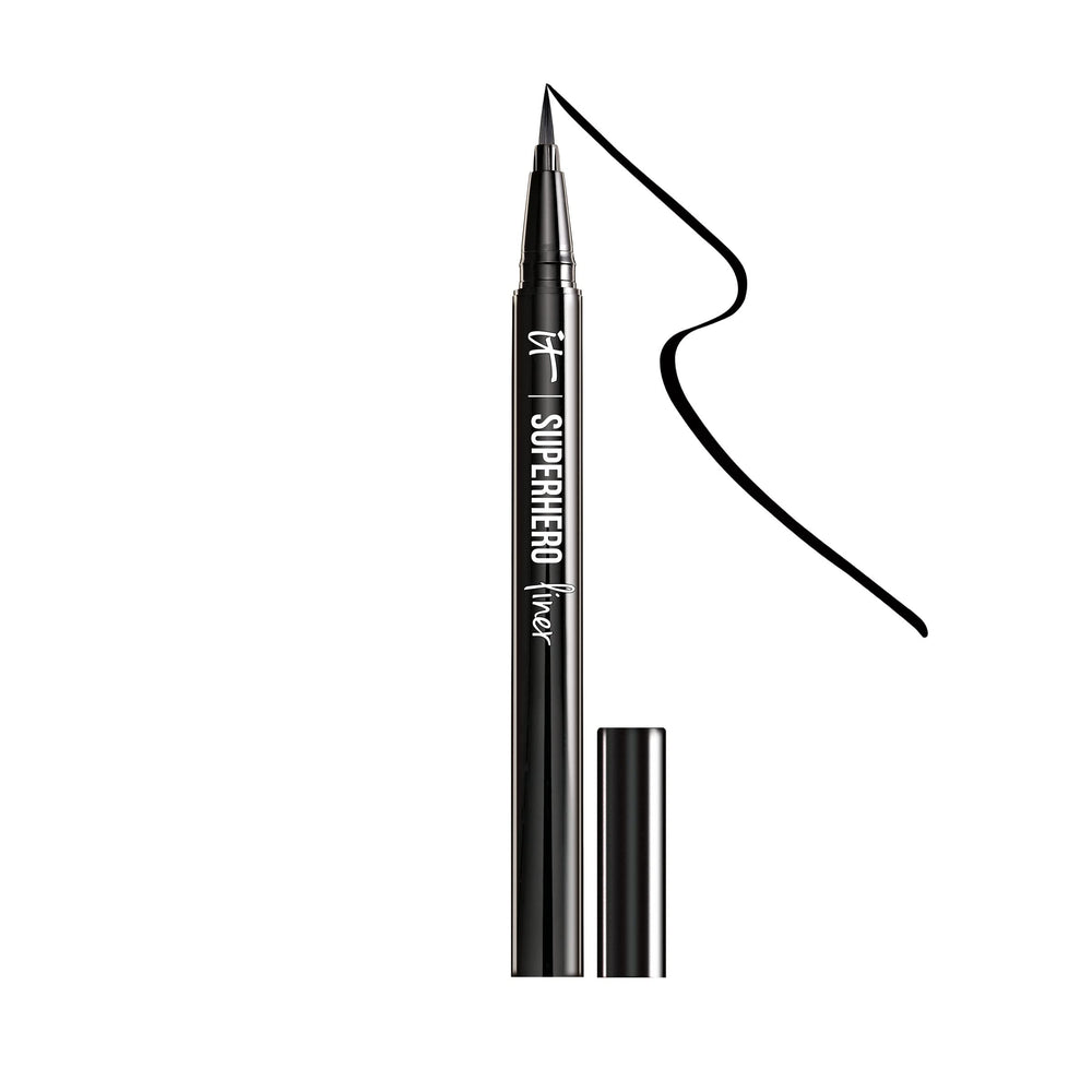 Delineador líquido IT Cosmetics Superhero con aplicador de pelo para una aplicación suave y precisa.