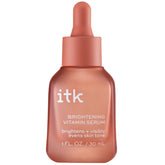 Sérum iluminador ITK frente al envase, tono de piel más uniforme posible.