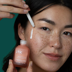 Rutina matutina ITK con suero iluminador y otros productos visibles.