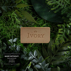 Ivory Barra exfoliante espuma cremosa de vainilla y avena para experiencia reconfortante.