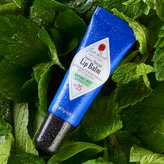 Bálsamo labial de Jack Black con SPF 25 para protección diaria contra sol.