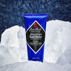 Envase compacto de Jack Black Hidratante de Manos, ideal para llevar en la bolsa.