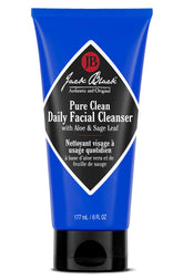 Jack Black Pure Clean Daily Facial Cleanser: empaque compacto para cuidado diario y piel lista para afeitar.