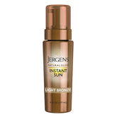 Jergens Natural Glow Mousse en botella, tono bronceado natural inmediato.